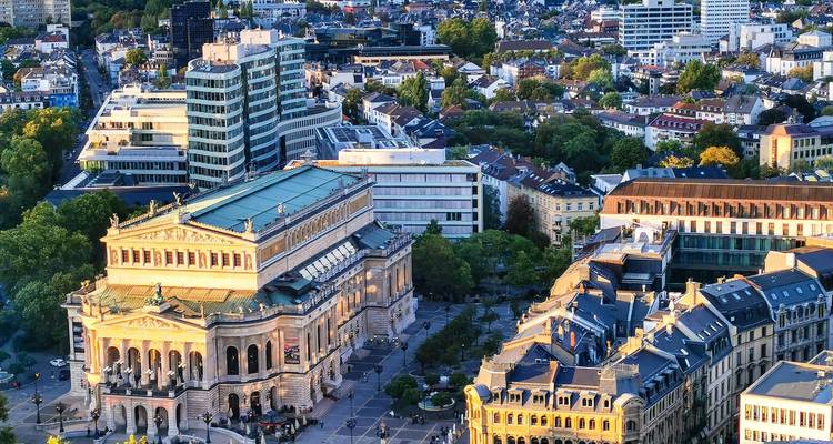 Vue aérienne de la ville avec des bâtiments historiques.