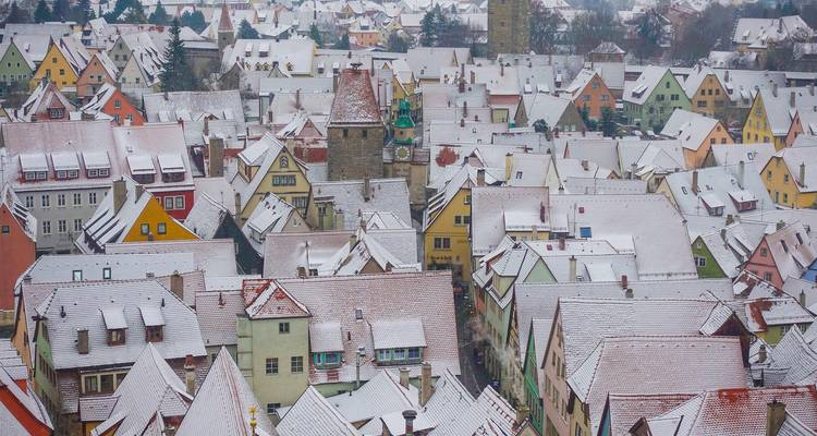 Toits de la ville couverts de neige.