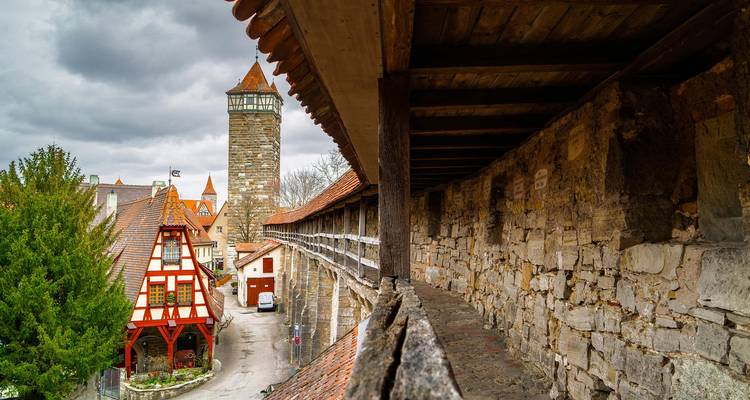 Mur d'enceinte médiéval avec tour de guet.