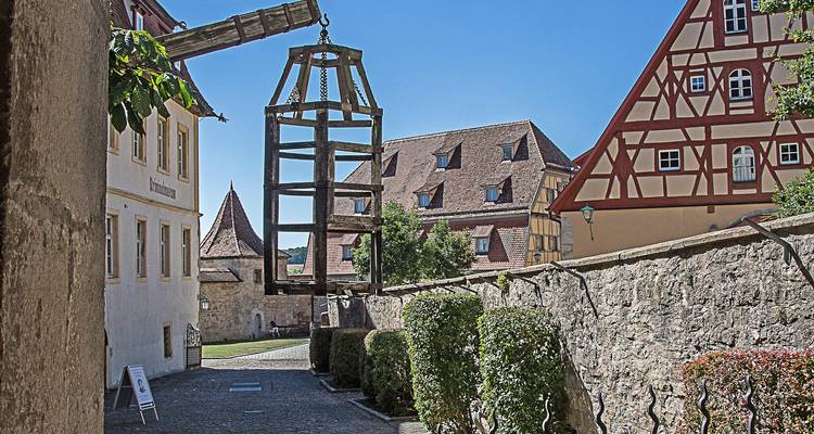 Architecture traditionnelle allemande avec décoration suspendue.