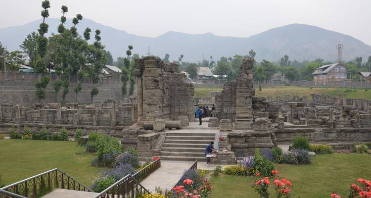 Structure en pierre en ruine avec des montagnes en arrière-plan.