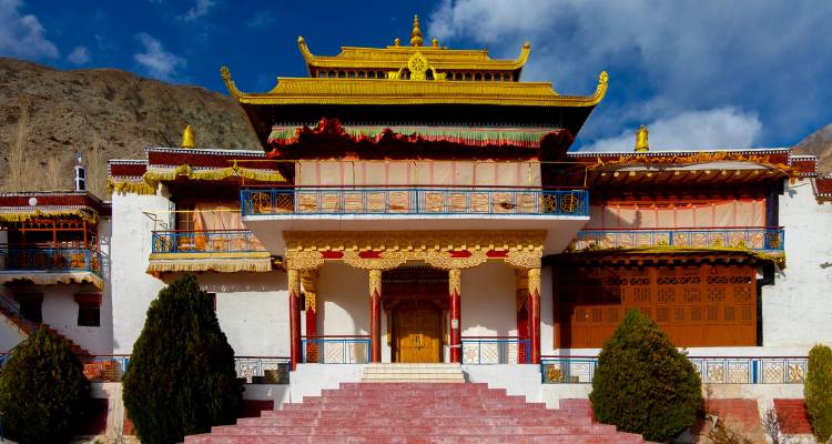 Templo tradicional con arquitectura intrincada y colores vibrantes.