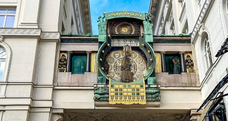 Horloge Anker avec figures et chiffres romains sur un bâtiment viennois.