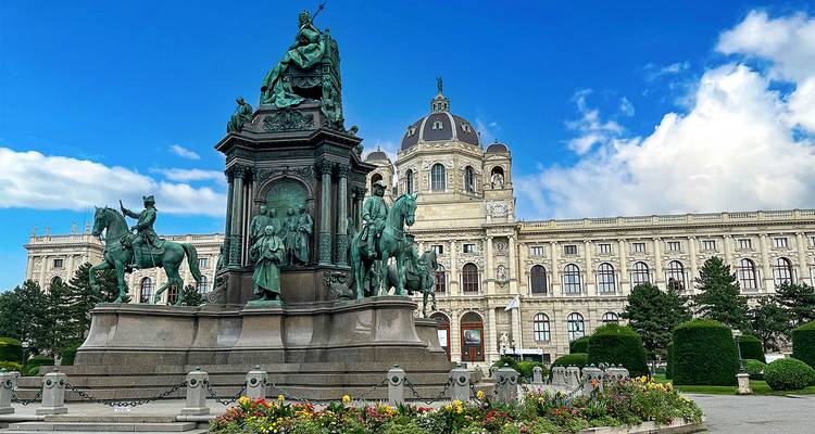 Statue de l'impératrice Marie-Thérèse avec le musée d'histoire de l'art en arrière-plan.