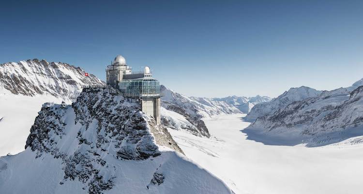 Observatorium auf einem schneebedeckten Berggipfel.