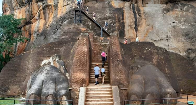 Bezoekers die de trappen beklimmen naar de rotsvestingwerk Sigiriya.