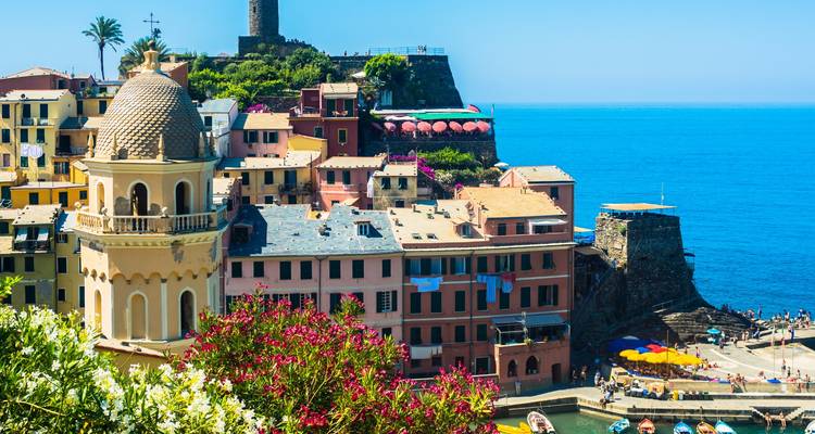Vue panoramique de Vernazza avec ses bâtiments colorés et ses mers bleues.