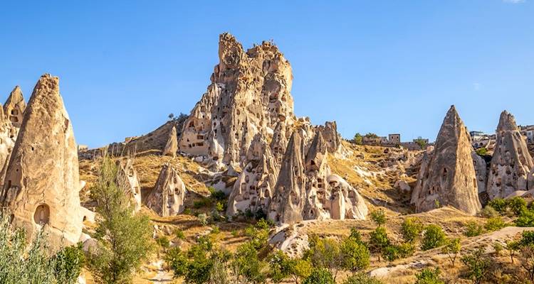 Formations rocheuses uniques en Cappadoce sous un ciel clair.
