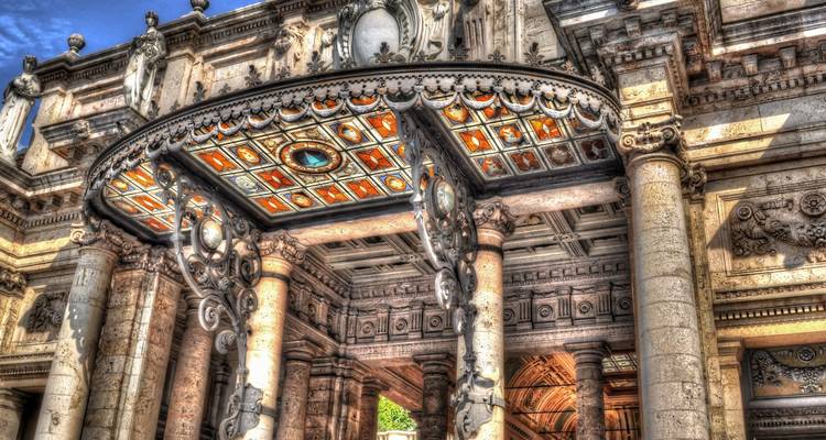 Gros plan de détails architecturaux complexes à Montecatini, Italie.