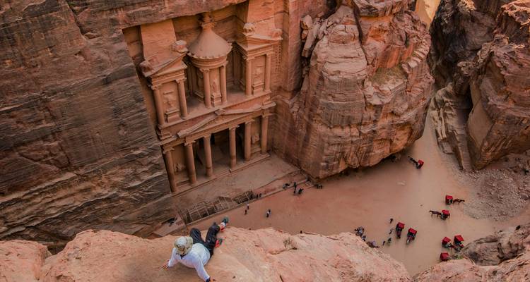 Luftaufnahme von Al-Khazneh in Petra mit Touristen unten.