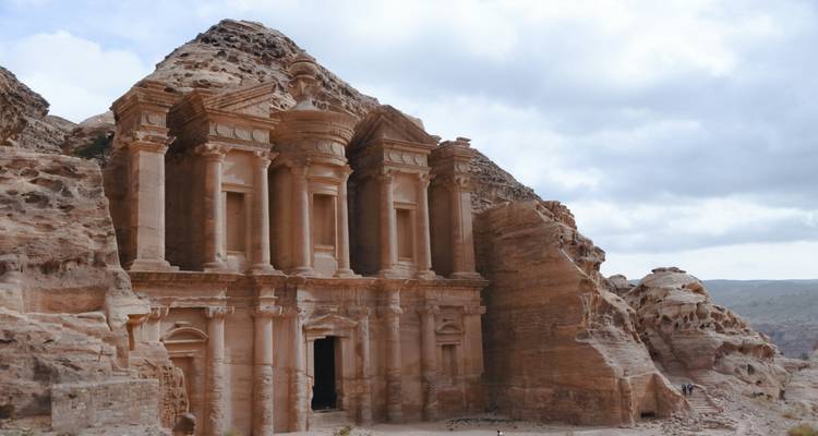 Eine antike Tempelfassade, die in Fels bei Petra eingemeißelt ist.