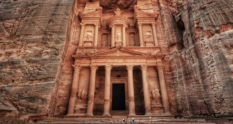 Die ikonische Al-Khazneh-Tempelfassade in Petra.