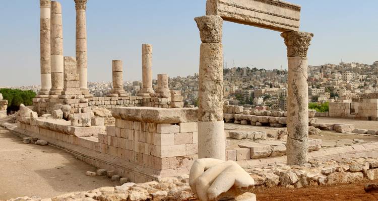 Antike Ruinen mit Stadtblick in Amman.