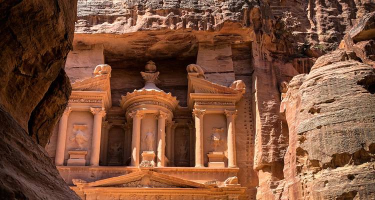 Blick auf Petras Schatzkammer von einem felsigen Aussichtspunkt aus gesehen.