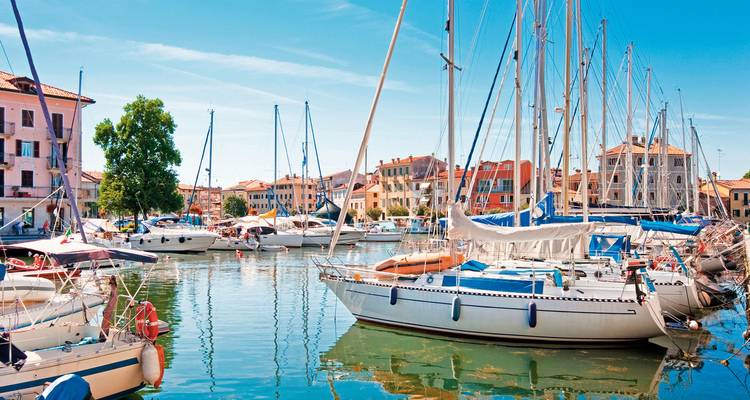 Mehrere Yachten in einem Jachthafen angelegt.