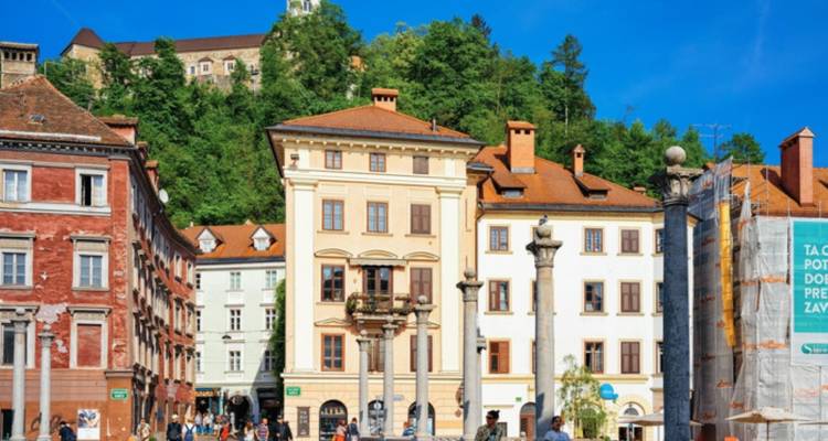 Bâtiments historiques colorés sur une place de ville européenne