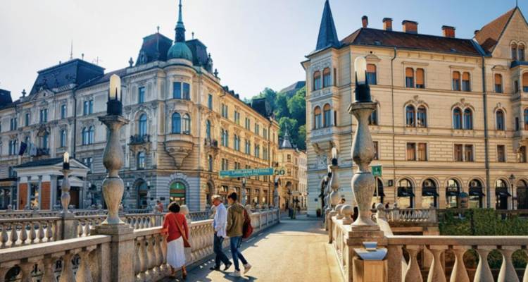 Passerelle piétonne avec bâtiments historiques et personnes