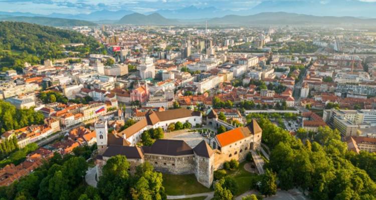 Vue panoramique de Ljubljana avec un château au sommet d'une colline