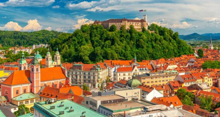 Paysage urbain de Ljubljana avec un château sur une colline