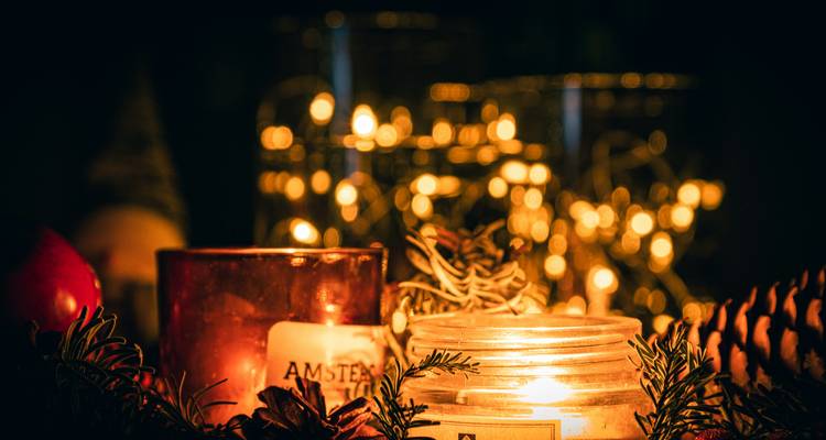 Kerzen und festliche Dekorationen schaffen eine warme Atmosphäre.