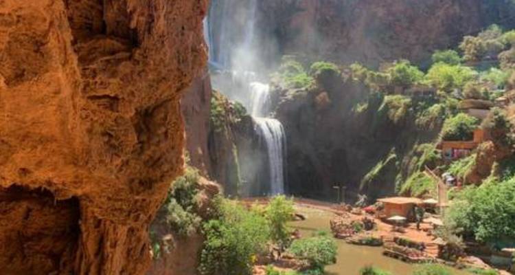 Cascadas y vegetación vistas a través de una abertura en la roca.