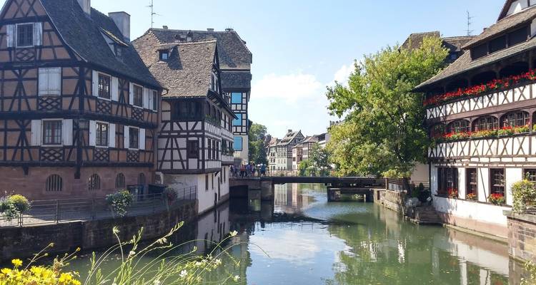 Un canal avec des bâtiments à colombages et une passerelle.