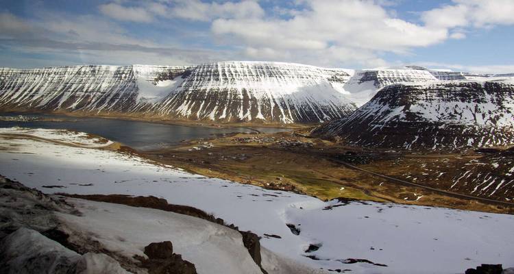 Montagnes pittoresques avec de la neige et un fjord tranquille.