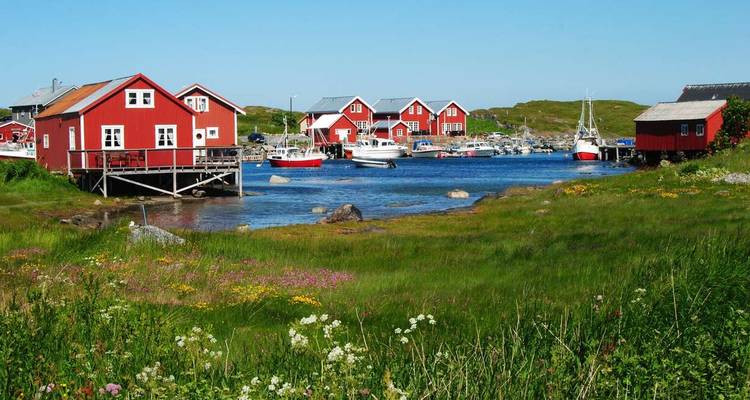 Charmant village côtier avec des maisons en bois rouge.