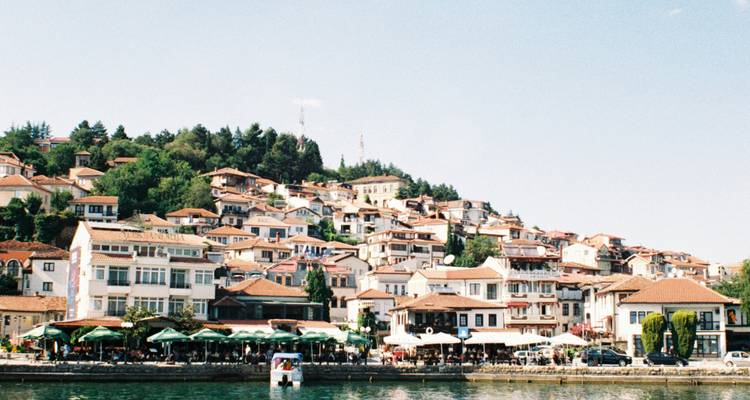 Vue de la colline d'une ville densément peuplée au bord d'une rivière.