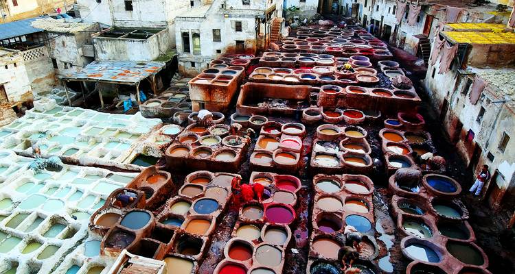 Fosses de tannage du cuir avec diverses teintures colorées dans des cuves en pierre.