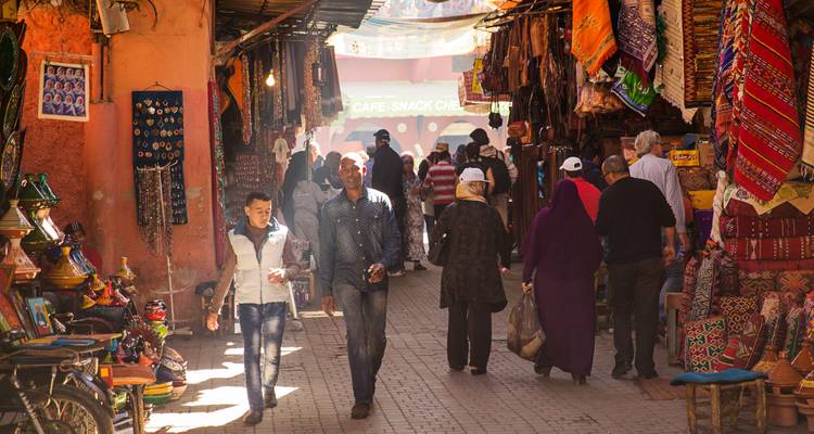 Rue de marché animée avec des gens qui font leurs courses et se mélangent.