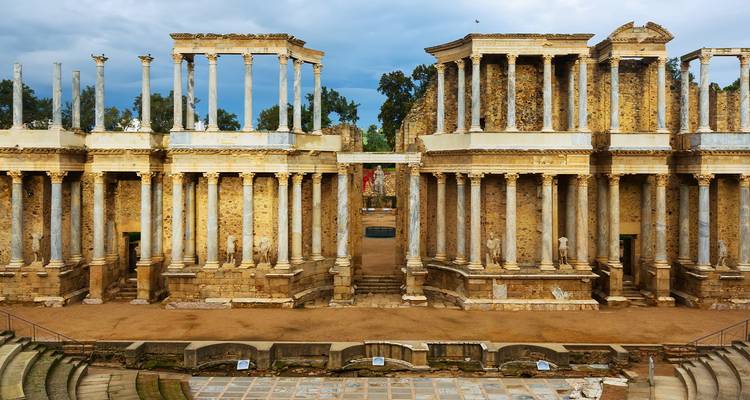 Ruinas romanas con columnatas y una gran estructura de teatro.