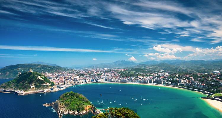 Vue aérienne panoramique de la plage en forme de croissant de La Concha à Saint-Sébastien et de sa baie turquoise