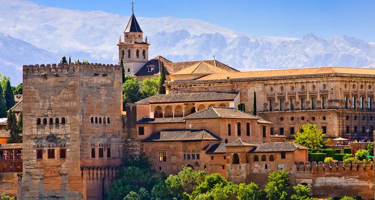 Palais de l'Alhambra à Grenade, Espagne avec les montagnes de la Sierra Nevada en arrière-plan.