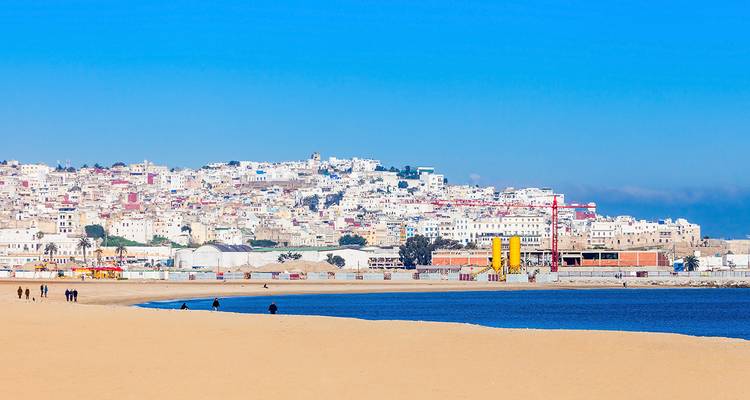 Vista panorámica de una ciudad costera con una playa de arena.
