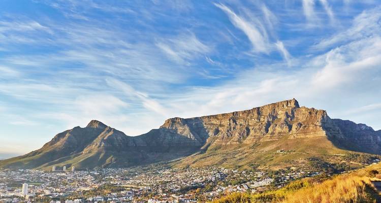 Vue panoramique des montagnes et du paysage urbain
