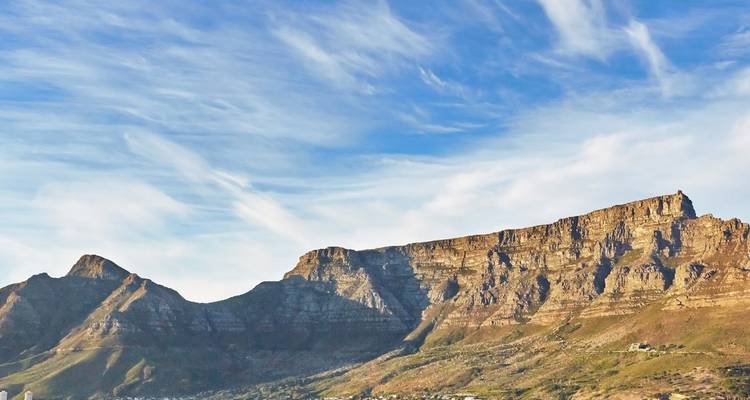 Les falaises de la Montagne de la Table avec un ciel bleu et blanc dégagé au-dessus