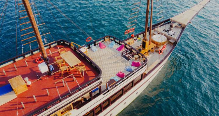 Vue aérienne d'un navire sur l'océan avec des zones d'assise.