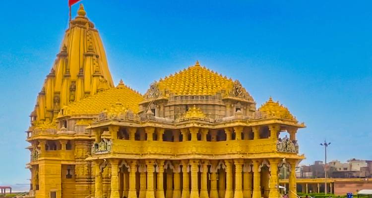 Hell erleuchteter Tempel mit kunstvoller Architektur, Somnath, Indien.
