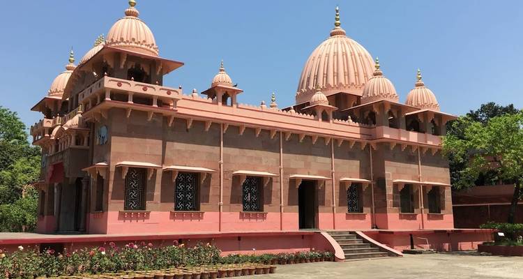 Rosa Tempelgebäude mit Kuppeln, Porbandar, Indien.