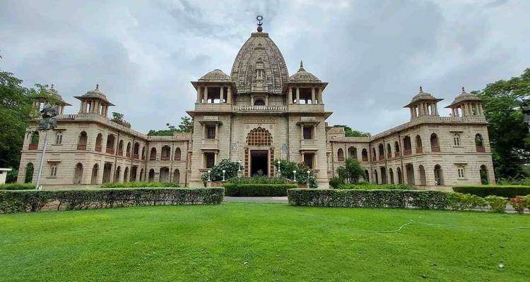 Großes palastähnliches Gebäude mit einem Garten davor, Gondal, Indien.