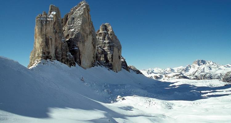 Pics montagneux spectaculaires recouverts de neige sous un ciel dégagé.