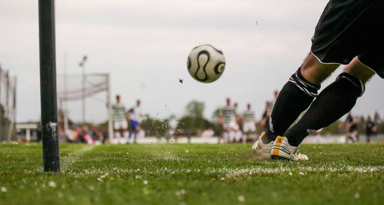 Jugador de fútbol disparando al arco.