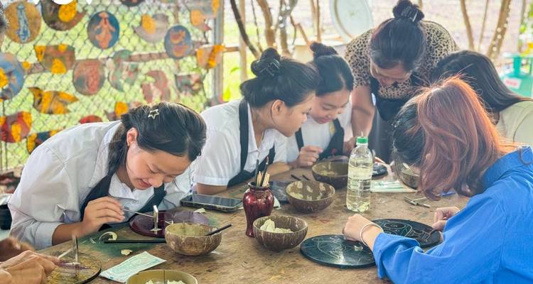 Femmes engagées dans l'artisanat, se concentrant sur un travail détaillé.