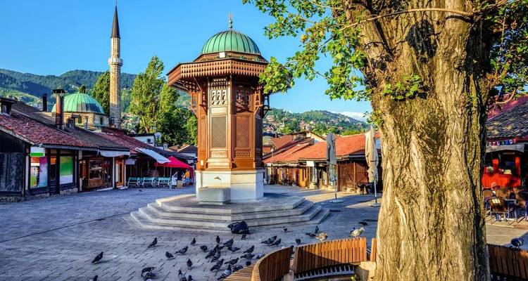 Historischer Platz mit einem Brunnen und einer Moschee