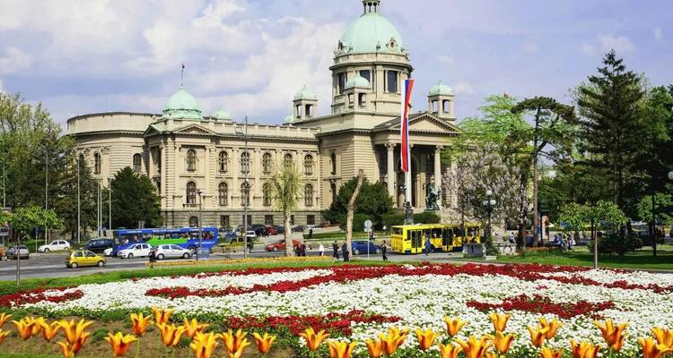 Regierungsgebäude mit einem Brunnen und Blumenbeeten