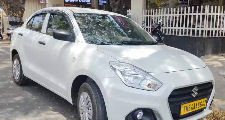 Voiture blanche dans une zone urbaine.