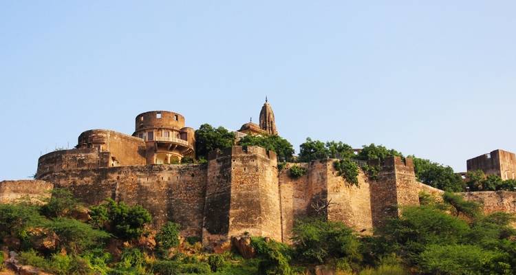 Un fort sur une colline avec des murs de pierre rustiques et des bastions.