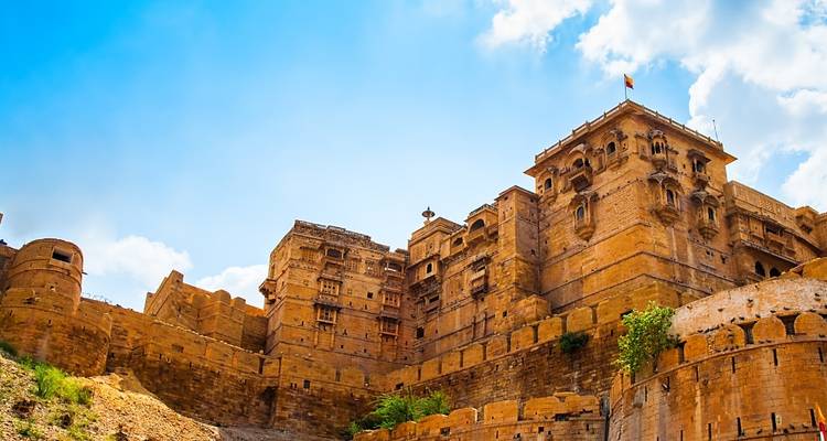 Un grand fort en grès avec des tours et des sculptures complexes.