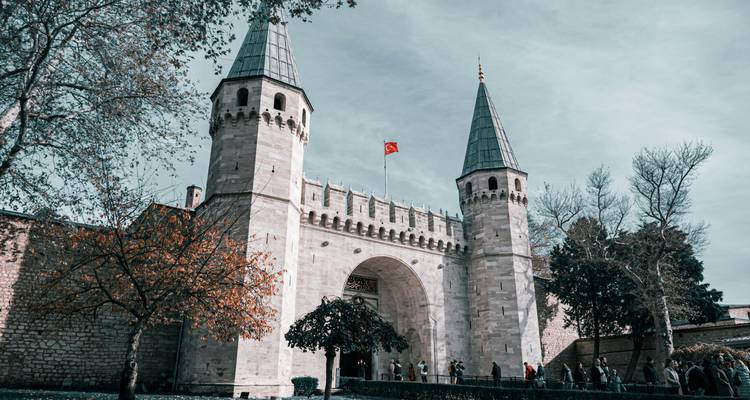 Porte historique avec tours et drapeau turc.